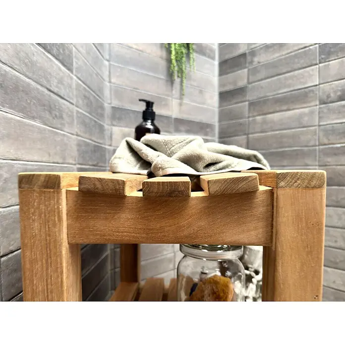 Duschhocker Holz Stella als edler Teak Duschstuhl mit Anti-Rutsch-Füßen -  - Lattenhocker aus Naturholz mit Badezimmerutensilien.