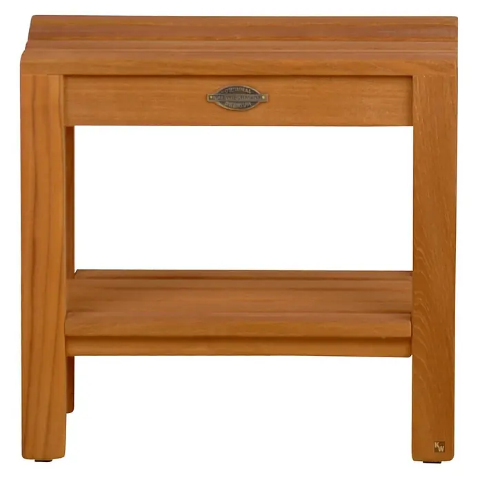 Duschhocker Holz Stella als edler Teak Duschstuhl mit Anti-Rutsch-Füßen -  - Zweistufige Duschbank aus Holz mit natürlicher Oberfläche, Lamellendesign und kleiner Metallplakette.