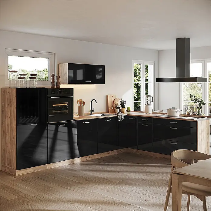 Eckküche R-Line 327 cm Schwarz Hochglanz Art.-Nr. 66801 -  - Moderne Küche mit hochglanzschwarzen Schränken, hellen Holz-Arbeitsplatten, integriertem Backofen und schwarzer Spüle.