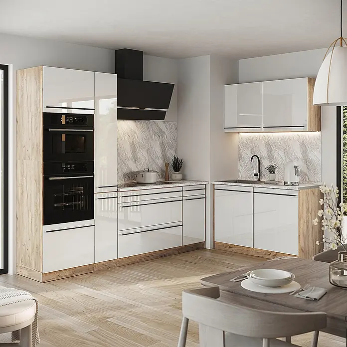Eckküche R-Line 230 cm Weiß Hochglanz Art.-Nr. 66733 -  - Moderne L-Küche mit weißen Hochglanzschränken, Holzdetails, schwarzen Einbaugeräten und grauer Marmor-Rückwand.