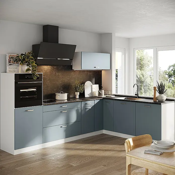 Eckküche R-Line 287 cm Blau-Grau Art.-Nr. 67538 -  - Moderne L-förmige Küche mit eleganten blau-grauen Unterschränken, silbernen Griffen, integriertem Backofen und dunkler Spritzschutz.