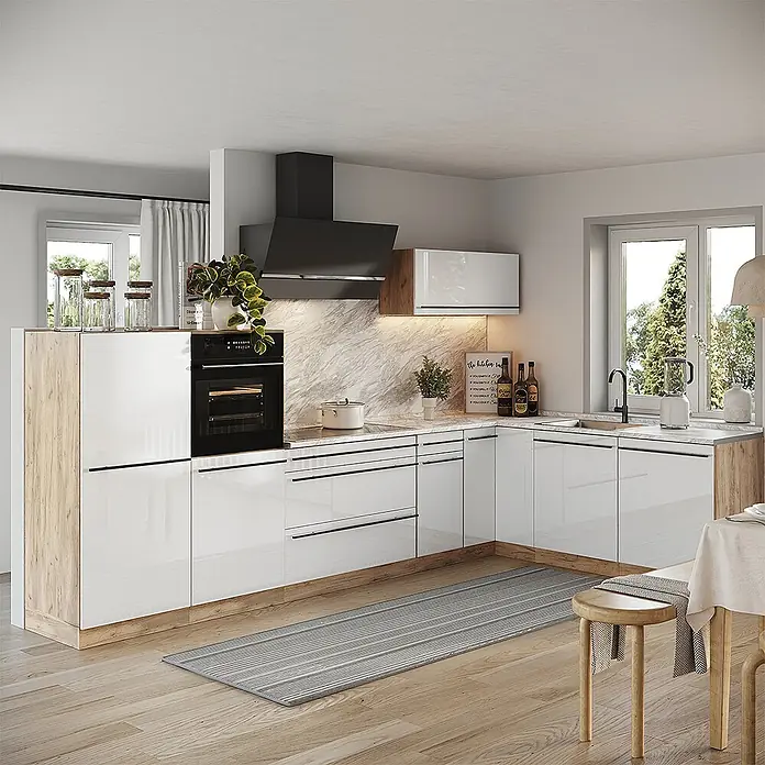 Eckküche R-Line 347 cm Weiß Hochglanz Art.-Nr. 66851 -  - Moderne L-förmige Küche mit glänzenden weißen Schränken, hellen Holzakzenten und Marmorrückwand. Integrierter Backofen und Dunstabzugshaube.