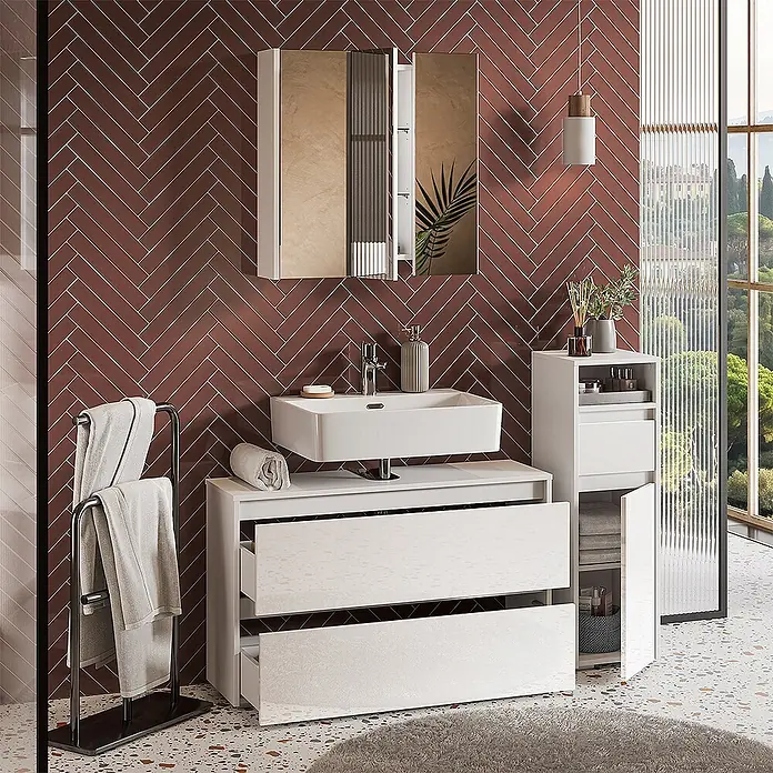 Badmöbel-Set Majest 100 cm Weiß Hochglanz Art.-Nr. 71734 -  - Moderne weiße Badmöbel mit Waschbecken, Spiegelschrank und Seitenablage. Schubladen und Schrank sind offen und zeigen Stauraum.