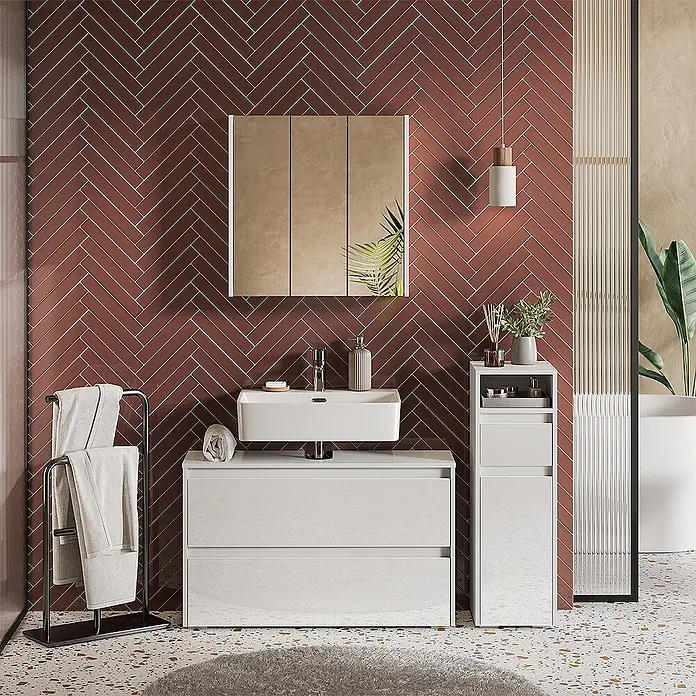 Badmöbel-Set Majest 100 cm Weiß Hochglanz Art.-Nr. 71734 -  - Weißer moderner Badezimmerschrank mit Waschbecken und passendem Hochschrank in einem stilvollen Bad.