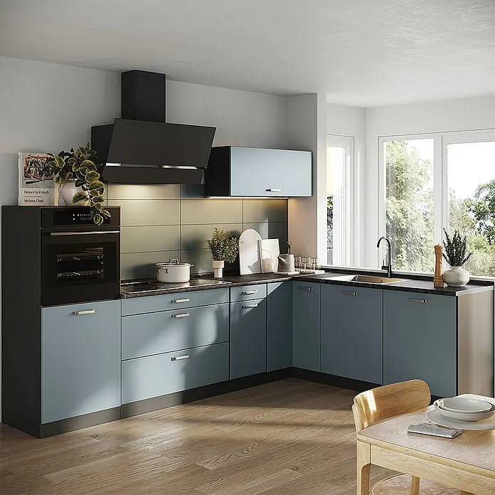Eckküche R-Line 287 cm Blau-Grau Art.-Nr. 67525 -  - Moderne L-förmige Küche mit blau-grauen Schränken, schwarzem Backofen und passender Dunstabzugshaube.