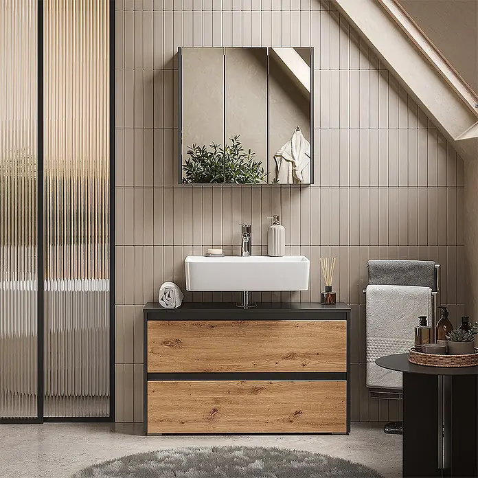 Badmöbel-Set Majest 100 cm Anthrazit Art.-Nr. 71725 -  - Ein moderner Badunterschrank mit weißem, rechteckigem Waschbecken und dunkelgrauer Platte, mit zwei Holzschubladen, unter einem dreitürigen Spiegelschrank.