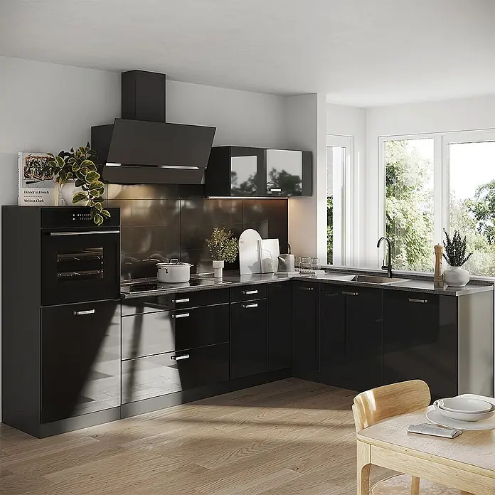Eckküche R-Line 287 cm Schwarz Hochglanz Art.-Nr. 66758 -  - Moderne L-förmige Küche mit schwarzen Hochglanzschränken und integriertem Backofen/Kochfeld.
