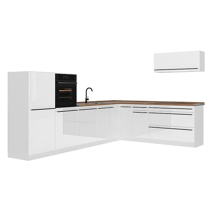 Eckküche R-Line 327 cm Weiß Hochglanz Art.-Nr. 66818 -  - Weiße Hochglanz-Eckküche mit Holzplatte, integriertem Backofen, Spüle und Kochfeld, mit schwarzen Griffen und Wasserhahn.