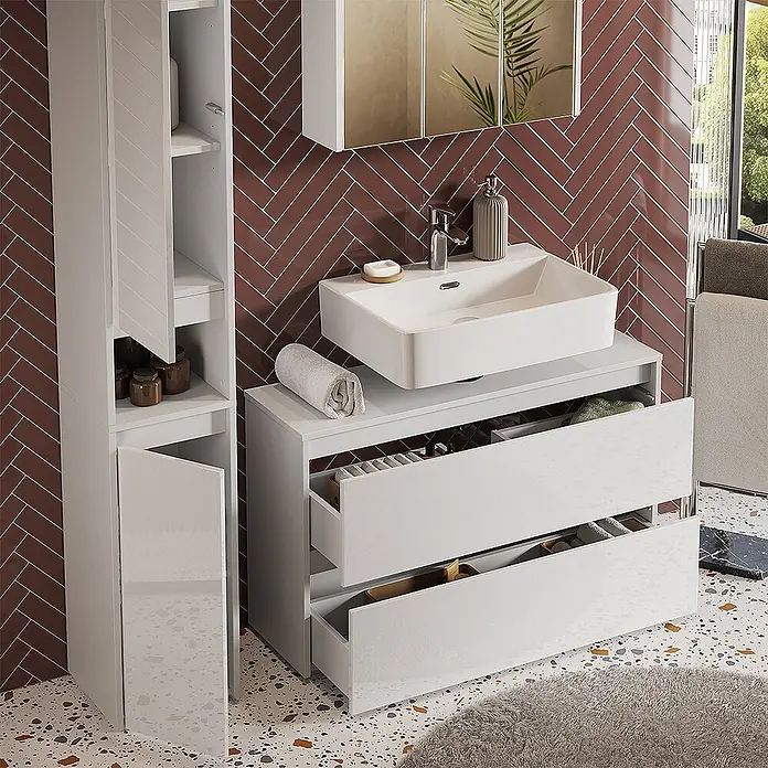 Badmöbel-Set Majest 100 cm Weiß Hochglanz Art.-Nr. 71735 -  - Weißer Hochglanz-Badwaschtisch mit integriertem Waschbecken und offenen Schubladen, daneben passender Hochschrank mit offenen Türen im Bad.