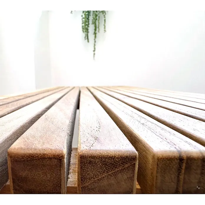 Bad Sitzbank Holz Belina als edle Teak Badezimmerbank massiv 75 x 31 cm -  - Hellbraune Holzlattenoberfläche, aus niedriger Perspektive gesehen, ideal für einen Tisch oder eine Bank.