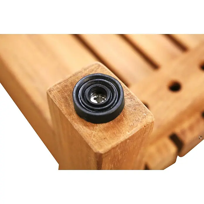 Badregal Holz Lucia Massivholz Regal mit verstellbarem Zwischenboden -  - Schwarzer Gummimöbelfuß mit sichtbarer Schraube auf einer Holzoberfläche.