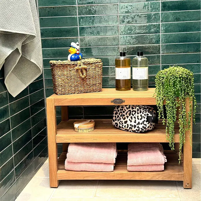 Badregal Holz Lucia Massivholz Regal mit verstellbarem Zwischenboden -  - Dreistufiges Badezimmerregal aus Holz, gefüllt mit Handtüchern, Toilettenartikeln und Deko, optimiert die Badorganisation.