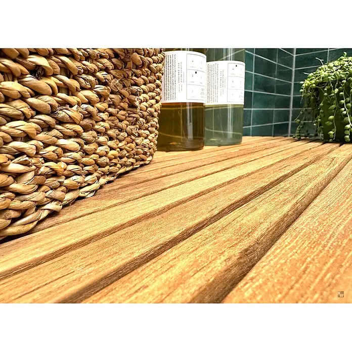 Badregal Holz Lucia Massivholz Regal mit verstellbarem Zwischenboden -  - Geflochtener Korb aus Naturfasern auf einer Holzlattenoberfläche mit Badezimmerprodukten.