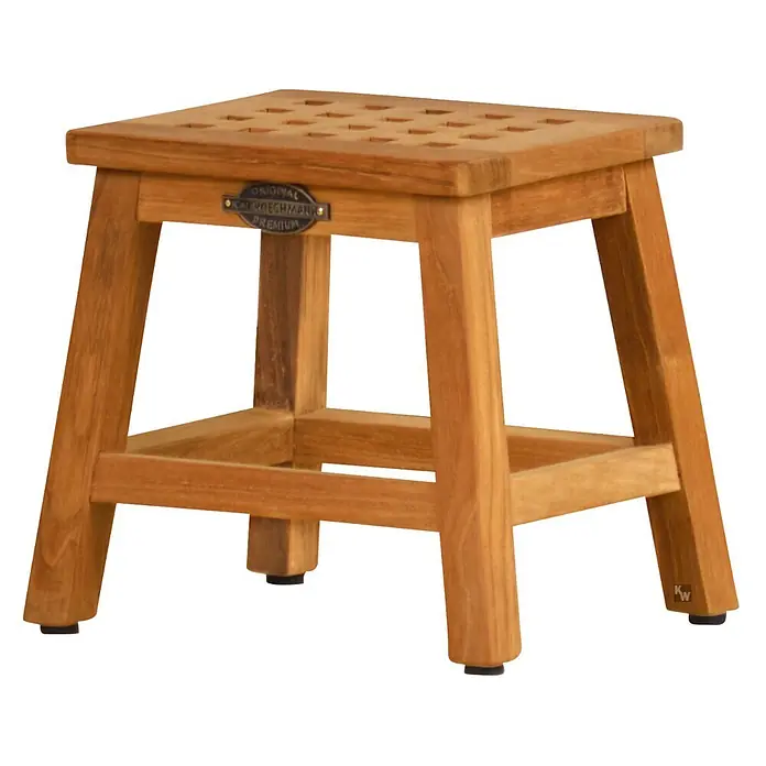 Bad Beistelltisch Holz Loretta Massivholz Hocker ohne sichtbare Schrauben -  - Quadratischer Teakholz-Hocker mit Lamellenplatte und robusten Beinen in natürlichem Holzton.