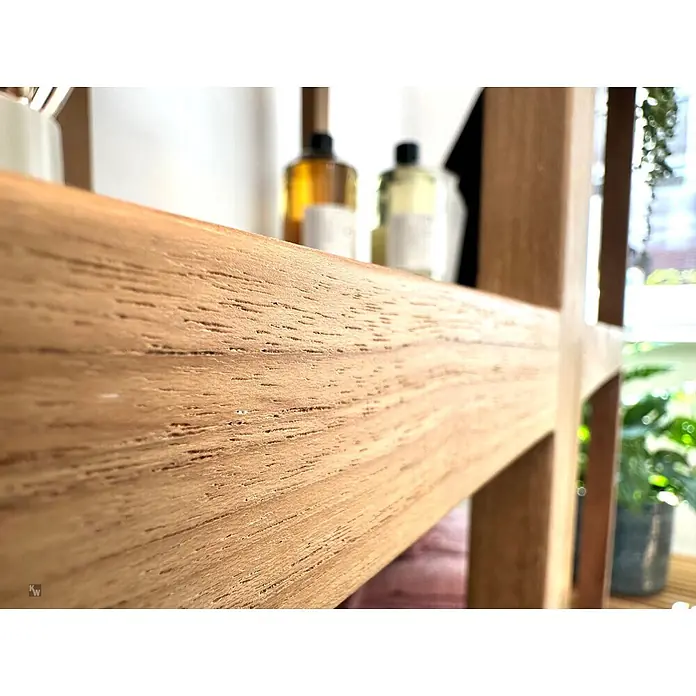 Badregal Holz Nevio Teak Massivholz ideal für Feuchträume 40 x 40 cm -  - Helle Holzkante eines Regals mit sichtbarer Maserung in unscharfem Innenraum.