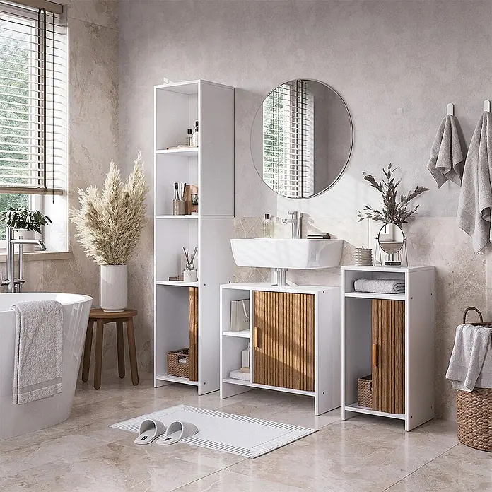 Badmöbel-Set Norea 60 cm Eiche Art.-Nr. 65829 -  - Weißes Badmöbel-Set mit Lattenrosten aus Naturholz, Hochschrank, Waschbeckenunterschrank und Beistellschrank in einem modernen Bad.