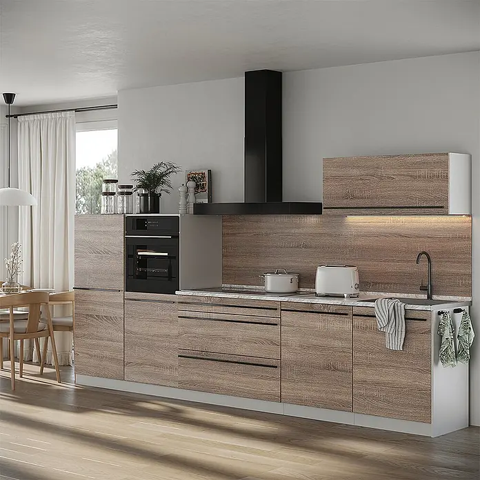 Küchenzeile R-Line 340 cm Sonoma Art.-Nr. 67323 -  - Moderne Küche mit hellbraunen Holzschränken, schwarzen Griffen, integriertem Ofen, Kochfeld, Spüle und Dunstabzugshaube.
