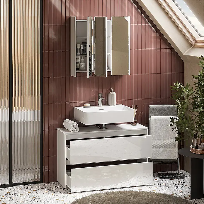 Badmöbel-Set Majest 100 cm Weiß Hochglanz Art.-Nr. 71733 -  - Weißer Hochglanz-Badwaschtisch mit integriertem Waschbecken und Schubladen, kombiniert mit einem passendem Spiegelschrank, in einem modernen Badezimmer.
