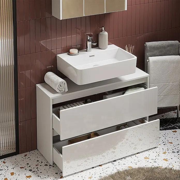 Badmöbel-Set Majest 100 cm Weiß Hochglanz Art.-Nr. 71733 -  - Weißer Badunterschrank mit Waschbecken und drei Schubladen, wovon zwei geöffnet sind und Stauraum zeigen.