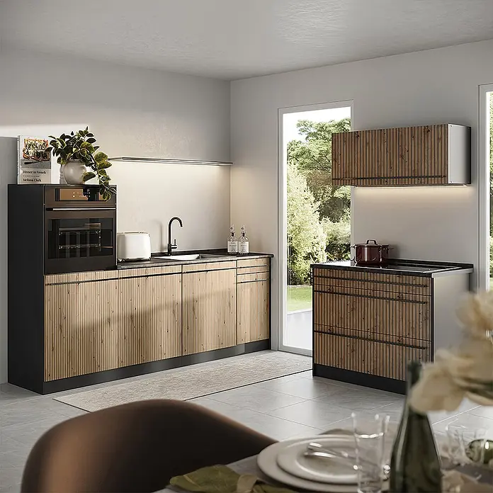 Küchenzeile R-Line 220 cm Artisan-Eiche Art.-Nr. 67413 -  - Moderne Küche mit hellen Holzlamellenfronten und dunklen Arbeitsplatten, integriert mit Ofen und Spüle.