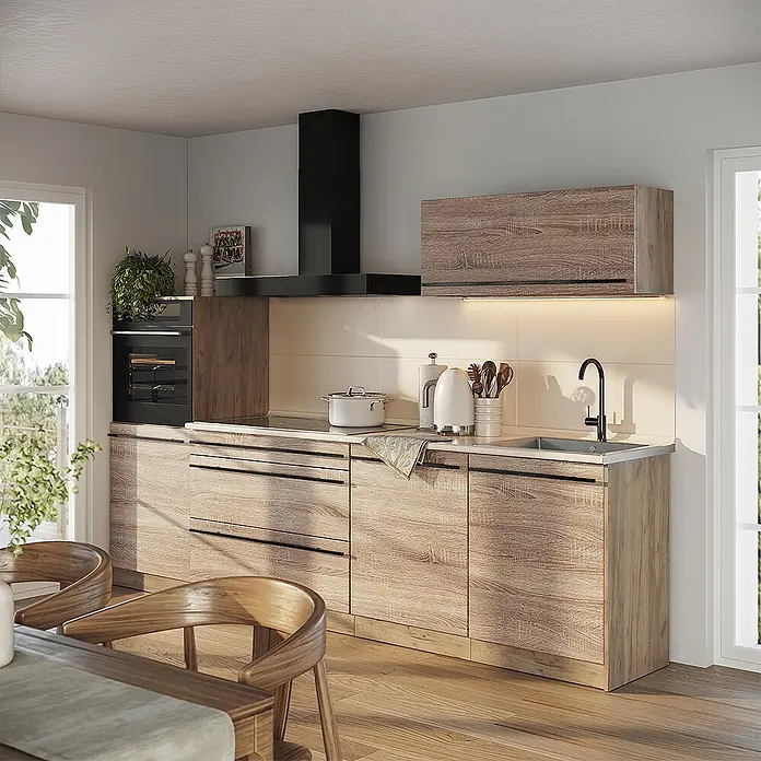 Küchenzeile R-Line 280 cm Sonoma Art.-Nr. 67262 -  - Moderne Küche mit hellen Holzoptik-Schränken, schwarzen Griffen, Dunstabzugshaube und integrierten Geräten für eine funktionale Kochumgebung.