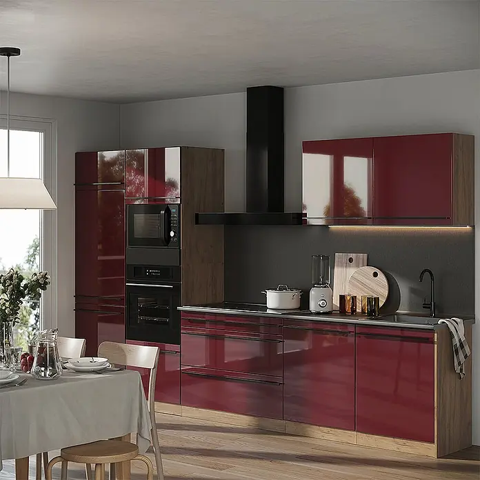 Küchenzeile R-Line 340 cm Rot Hochglanz Art.-Nr. 66573 -  - Moderne Küche mit hochglänzenden roten Schränken, Holzdetails, integrierten Geräten und Essbereich.