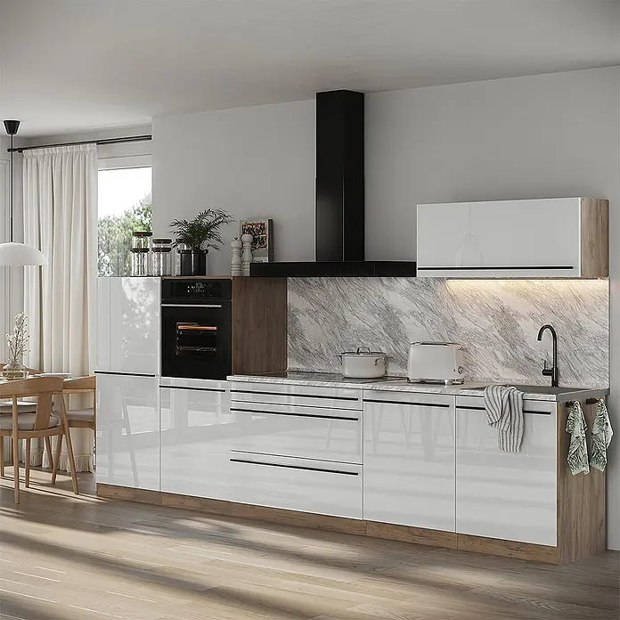 Küchenzeile R-Line 340 cm Weiß Hochglanz Art.-Nr. 66538 -  - Moderne Küche mit weißen Hochglanzfronten, Holzdetails und Marmorspritzschutz, integriertem Backofen und Essbereich.