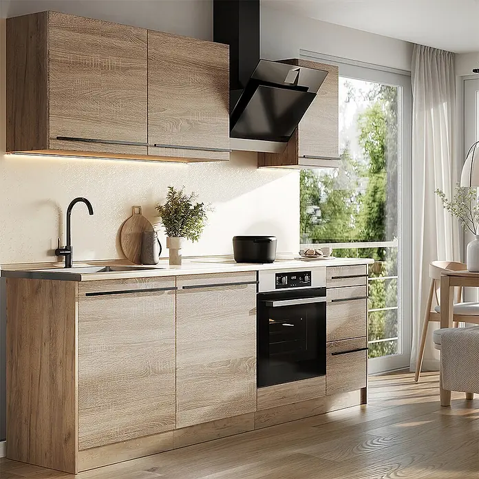 Küchenzeile R-Line 220 cm Sonoma Art.-Nr. 67131 -  - Moderne Küchenzeile mit hellen Holzschränken, weißer Arbeitsplatte, schwarzen Griffen, Spüle und integrierten Geräten wie Backofen und Dunstabzugshaube.