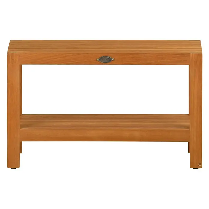 Badregal Holz Tito auch als Bad Sitzbank dank Massivholz-Konstruktion -  - Zweistufige hellbraune Teakholzbank mit Lattenrost-Unterboden und Metallplakette.