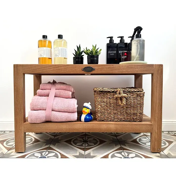 Badregal Holz Tito auch als Bad Sitzbank dank Massivholz-Konstruktion -  - Zweistufiges Badezimmerregal aus Holz mit Toilettenartikeln, Handtüchern und Deko. Naturholz-Finish.
