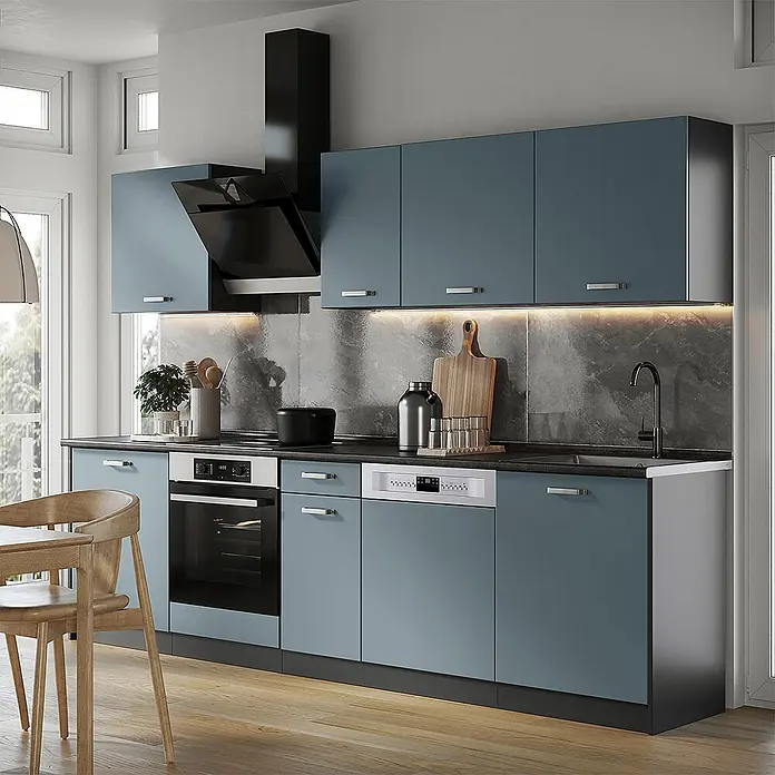Küchenzeile R-Line 280 cm Blau-Grau Art.-Nr. 67159 -  - Moderne blau-graue Küche mit schwarzer Arbeitsplatte, integriertem Backofen, Spülmaschine, Dunstabzugshaube und Unterschrankbeleuchtung.