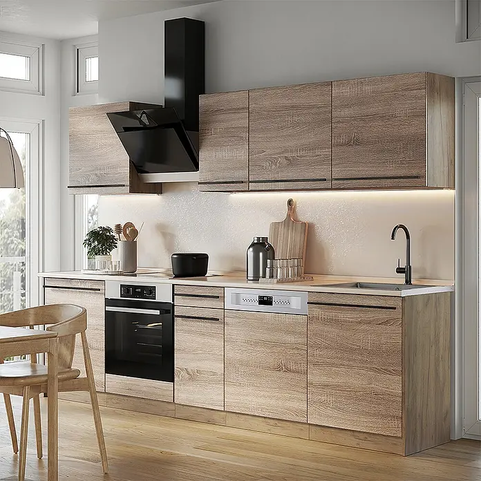 Küchenzeile R-Line 280 cm Sonoma Art.-Nr. 67174 -  - Moderne Küche mit hellen Holzoptik-Schränken, schwarzen Geräten und weißer Arbeitsplatte. Oberschränke und Unterschränke sind vorhanden.