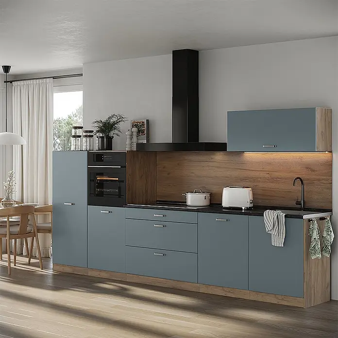 Küchenzeile R-Line 340 cm Blau-Grau Art.-Nr. 67302 -  - Moderne Küche mit blaugrauen Schränken, Holzoptik-Paneelen und integrierten schwarzen Geräten mit angrenzendem Essbereich.