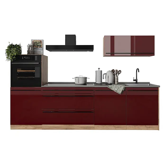 Küchenzeile R-Line 280 cm Rot Hochglanz Art.-Nr. 66485 -  - Glänzende tiefrote Küche mit schwarzem Ofen, Kochfeld und Dunstabzug, dunkler Arbeitsplatte und Holzsockel.