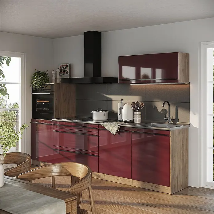 Küchenzeile R-Line 280 cm Rot Hochglanz Art.-Nr. 66485 -  - Moderne Küche mit hochglänzenden roten Fronten und Holzdekor. Integrierter Ofen, Kochfeld und Spüle in dunkler Arbeitsplatte.