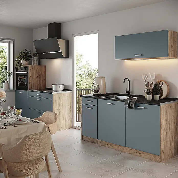 Küchenzeile R-Line 160 cm Blau-Grau Art.-Nr. 66917 -  - Moderne Küche mit blau-grauen Schränken und hellen Holzpaneelen, mit integriertem Backofen, Kochfeld und Spüle.