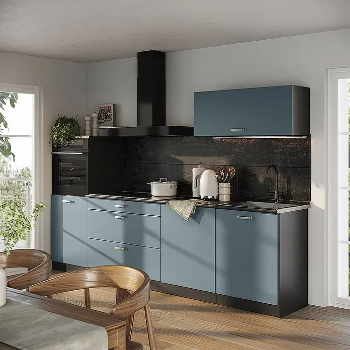 Küchenzeile R-Line 280 cm Blau-Grau Art.-Nr. 67248 -  - Moderne blau-graue Küchenzeile mit schwarzen Akzenten, integrierten Geräten und Oberschrank.