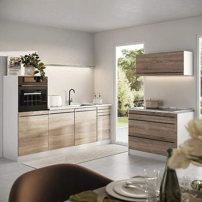 Küchenzeile R-Line 220 cm Sonoma Art.-Nr. 67455 -  - Moderne Küche mit Holz-Optik und weißen Schränken, integriertem Backofen, Spüle und Kochfeld in hellem Raum.