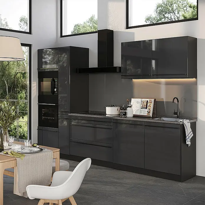 Küchenzeile R-Line 310 cm Anthrazit Hochglanz Art.-Nr. 66423 -  - Eine moderne Küche mit dunkelgrauen Hochglanzschränken, integrierten Geräten und Dunstabzugshaube, in einem zeitgenössischen offenen Raum.