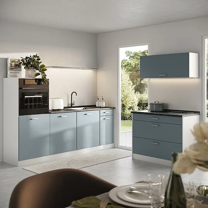 Küchenzeile R-Line 220 cm Blau-Grau Art.-Nr. 67450 -  - Moderne Küche mit hellblaugrauen Schränken, dunklen Arbeitsplatten, integriertem Backofen und Spüle.