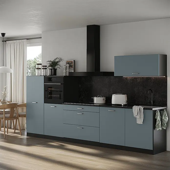 Küchenzeile R-Line 340 cm Blau-Grau Art.-Nr. 67290 -  - Moderne blau-graue Küchenzeile mit integriertem Backofen und schwarzen Arbeitsplatten in einer hellen Küche.