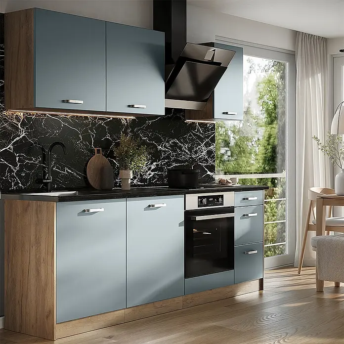 Küchenzeile R-Line 220 cm Blau-Grau Art.-Nr. 67126 -  - Moderne Küche mit hellblauen Schrankfronten, Holzoptik-Details, schwarzen Arbeitsplatten und einer schwarzen Marmoroptik-Rückwand.