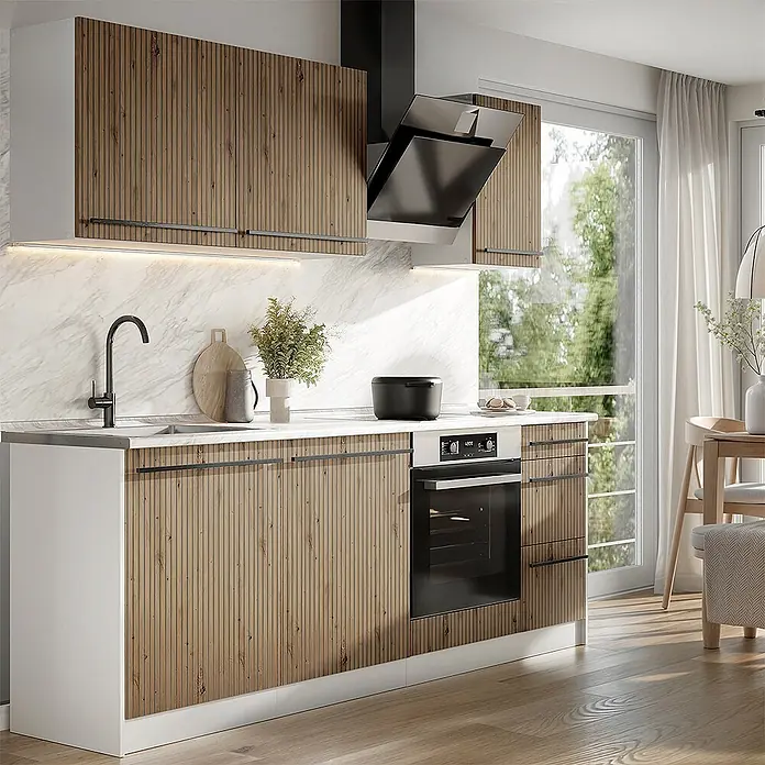 Küchenzeile R-Line 220 cm Artisan-Eiche Art.-Nr. 67133 -  - Moderne Küche mit Holzlamellenfronten, weißer Marmor-Rückwand, weißer Arbeitsplatte und schwarzen Geräten, im Tageslicht.