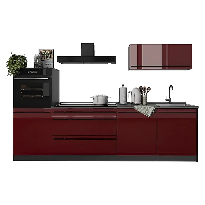 Küchenzeile R-Line 280 cm Rot Hochglanz Art.-Nr. 66472 -  - Moderne Küchenzeile mit hochglänzenden bordeauxroten Schränken, schwarzem Backofen, Kochfeld, Spüle und Dunstabzugshaube.