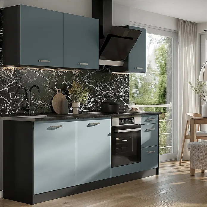 Küchenzeile R-Line 220 cm Blau-Grau Art.-Nr. 67070 -  - Moderne Küche mit blaugrauen und schwarzen Schränken, schwarzer Marmor-Arbeitsplatte und -Rückwand, sowie integriertem Backofen.
