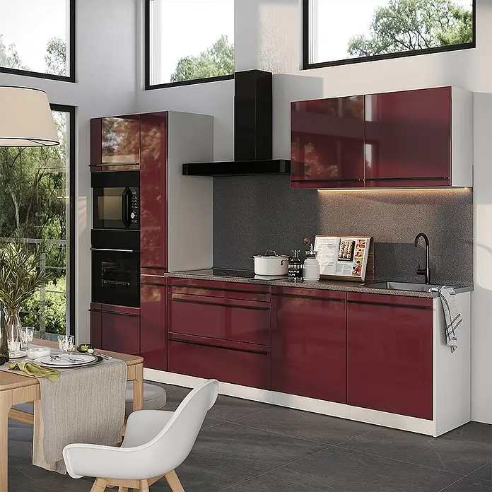Küchenzeile R-Line 310 cm Rot Hochglanz Art.-Nr. 66456 -  - Moderne Küche mit glänzenden burgunderroten Schränken, integriertem Backofen und Mikrowelle sowie dunkler Arbeitsplatte.