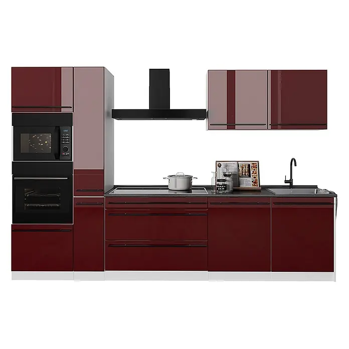 Küchenzeile R-Line 310 cm Rot Hochglanz Art.-Nr. 66456 -  - Hochglänzende modulare Küche in Dunkelrot mit schwarzen Einbaugeräten, dunkler Arbeitsplatte und Oberschränken.