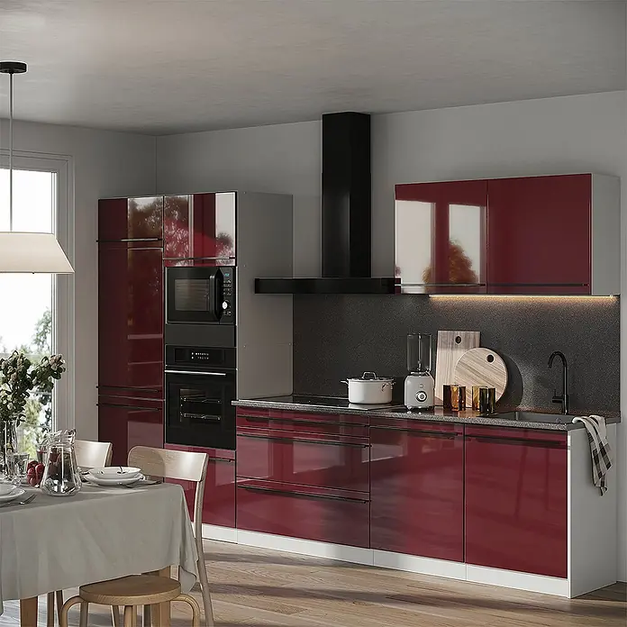 Küchenzeile R-Line 340 cm Rot Hochglanz Art.-Nr. 66587 -  - Moderne Küche mit hochglänzenden roten Schränken, integrierten schwarzen Geräten und einer schwarzen Arbeitsplatte.