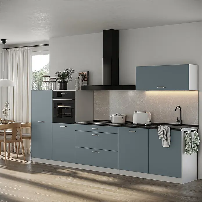 Küchenzeile R-Line 340 cm Blau-Grau Art.-Nr. 67318 -  - Moderne Küche mit blaugrauen Schränken, schwarzen Geräten und dunkler Arbeitsplatte, inklusive integriertem Backofen und viel Stauraum.