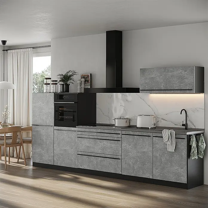 Küchenzeile R-Line 340 cm Beton Art.-Nr. 67288 -  - Moderne Küche mit grauen Schränken in Betonoptik, integriertem schwarzem Backofen, Dunstabzugshaube und Spüle vor Marmorrückwand.